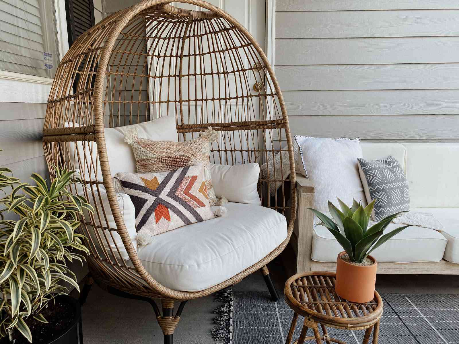 户外空间配有舒适的椅子”class=