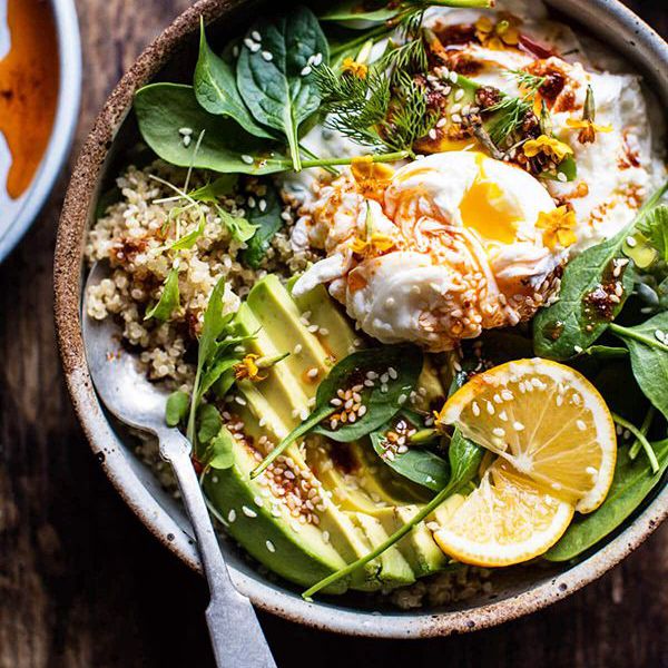 土耳其鸡蛋和藜麦早餐碗