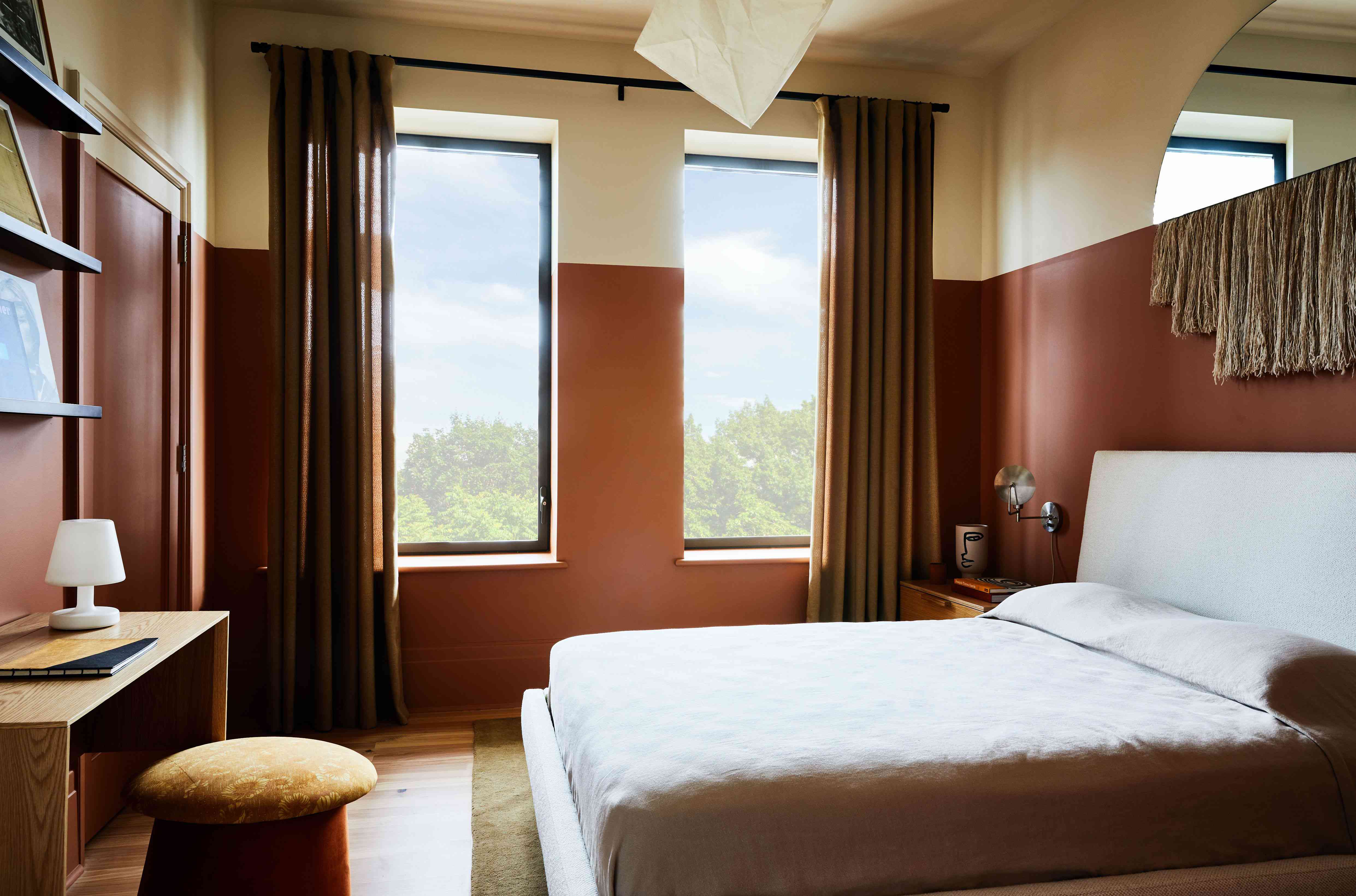 带红色油漆的房间