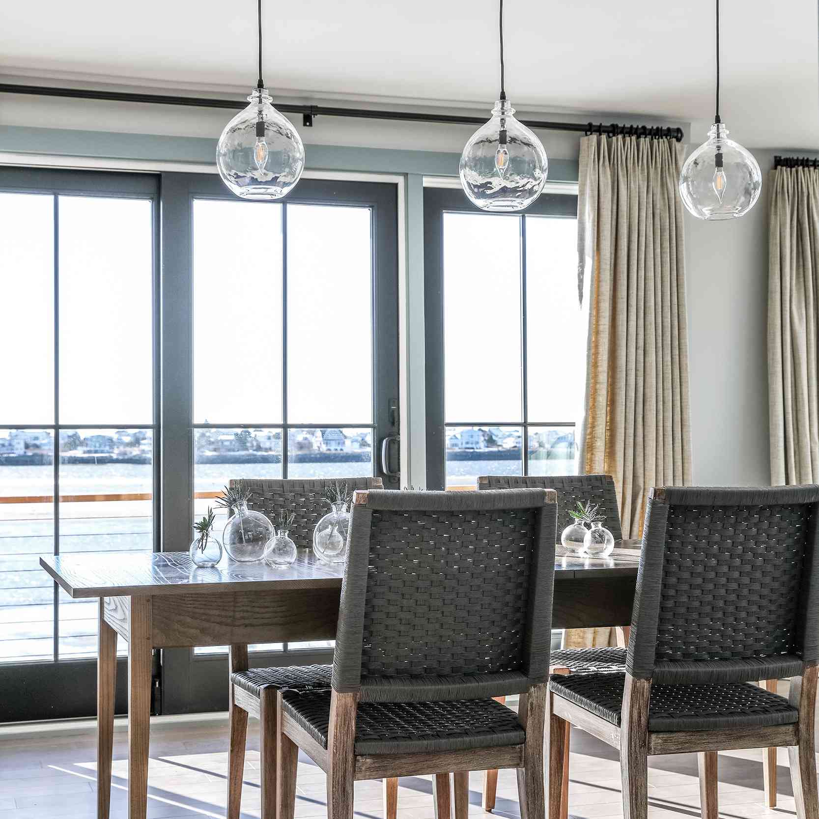 餐桌上的圆形玻璃花瓶与上方悬挂的圆形玻璃吊灯相匹配