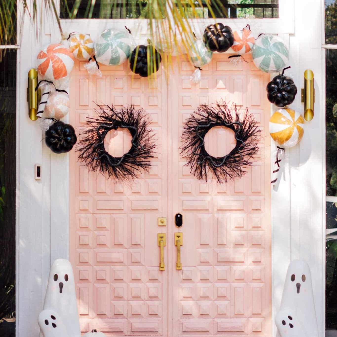 粉红色的门与万圣节装饰