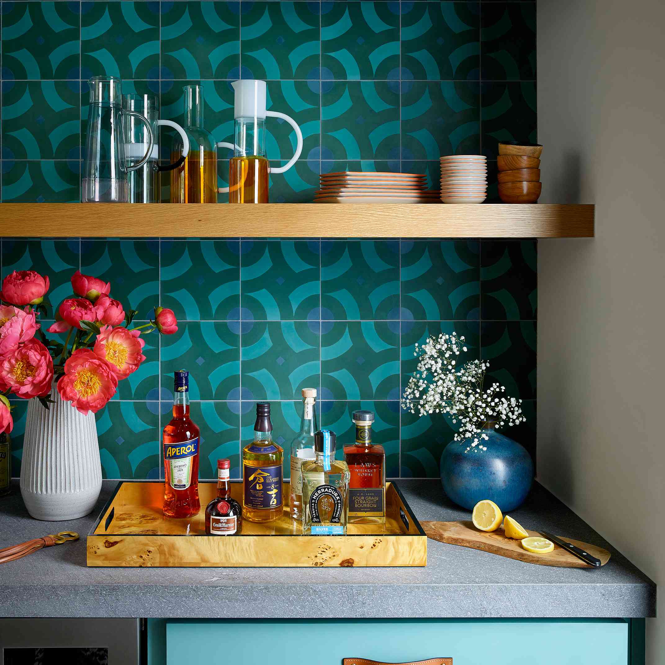 厨房配有小野鸭橱柜和背板。