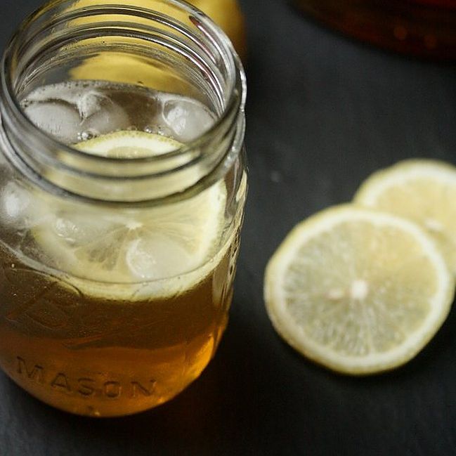 装在玻璃罐里的鸡尾酒，用柠檬盘装饰。