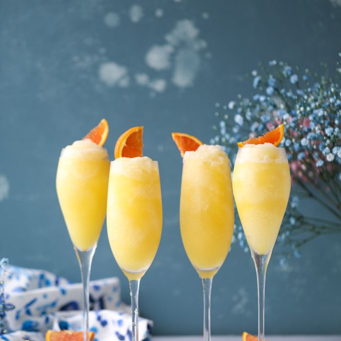 冻结的含羞草在香槟笛子。