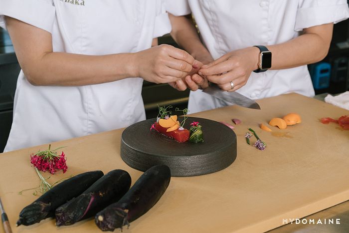 两个厨师准备的菜一盘。