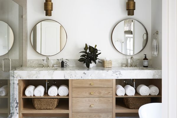 大理石浴室梳妆台与轻木制抽屉和双水槽。