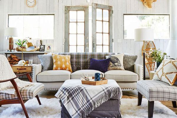 带目标家居家具的起居室