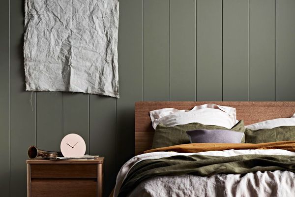 穆迪绿色卧室与中世纪家具。