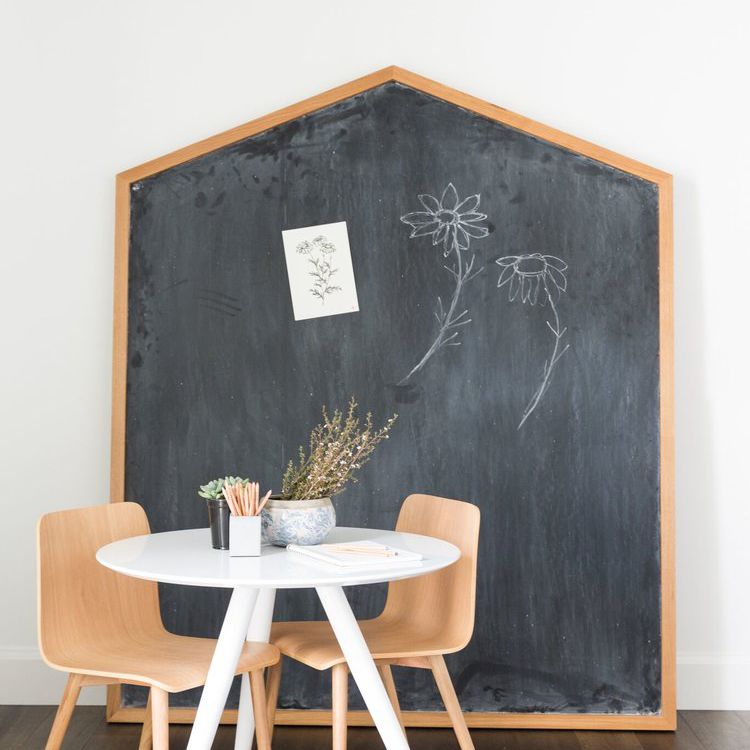 孩子的艺术桌与在它后的粉笔板