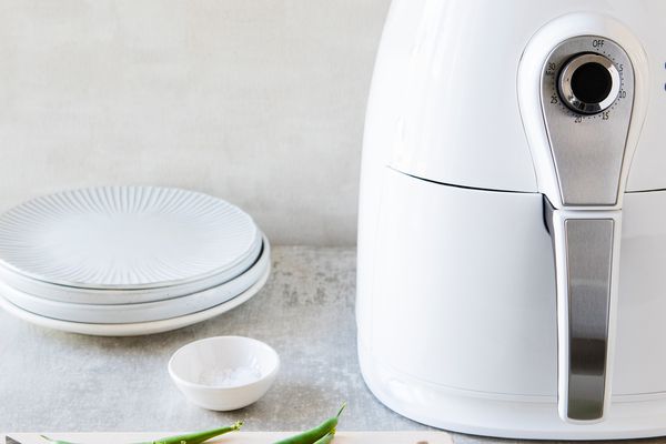 在空气油炸锅旁边的青豆