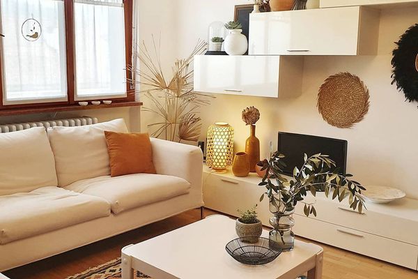 斯堪迪波西米亚风格的客厅，有漂浮的白色架子。