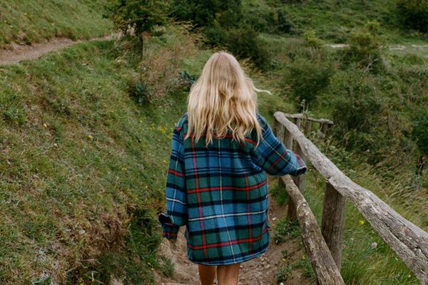 穿着法兰绒衬衫徒步旅行的女人。