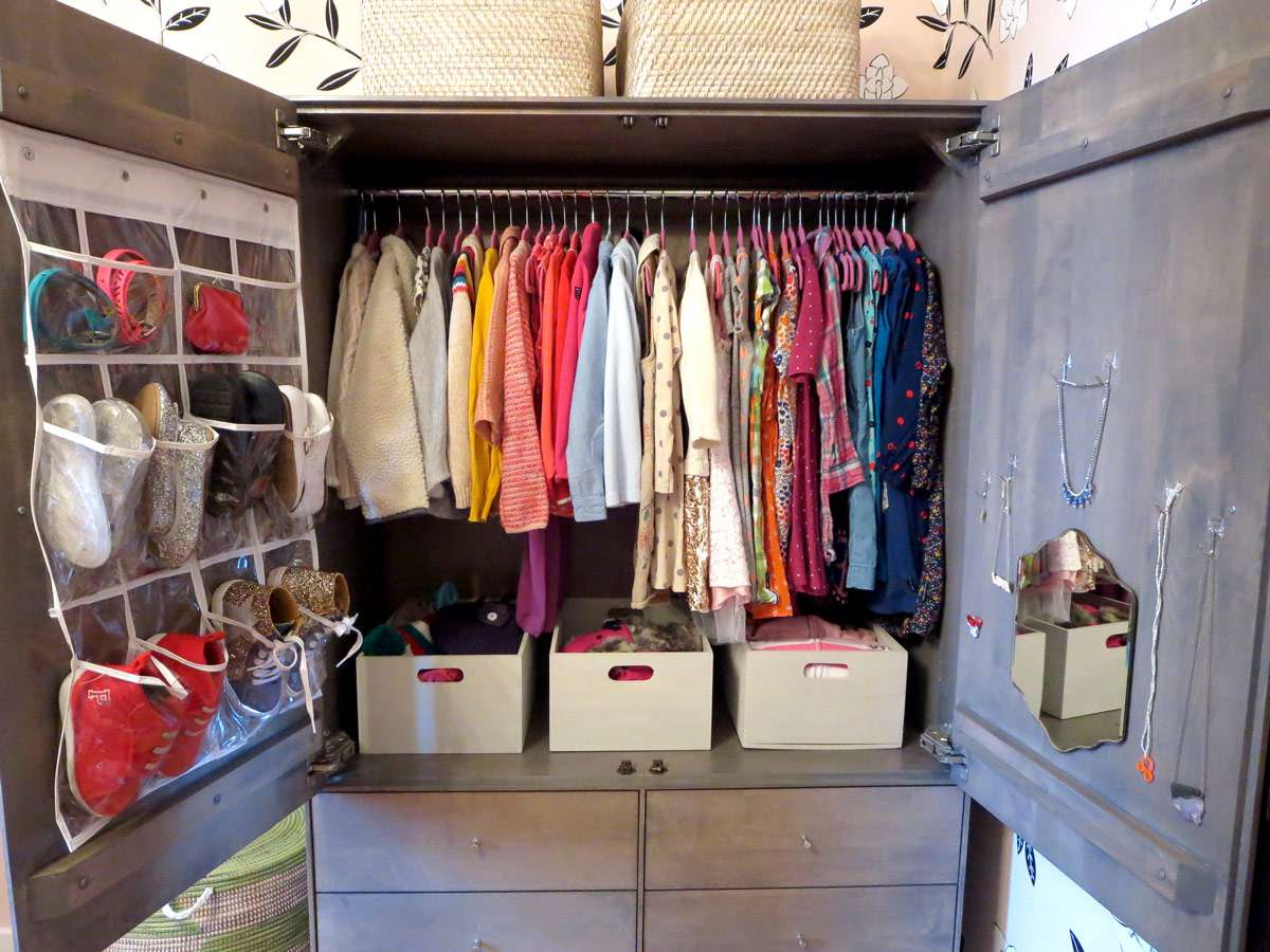 有盒子存放的衣柜