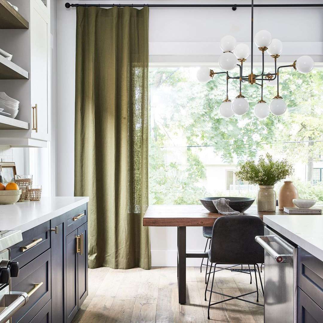 带有透明窗帘的餐厅