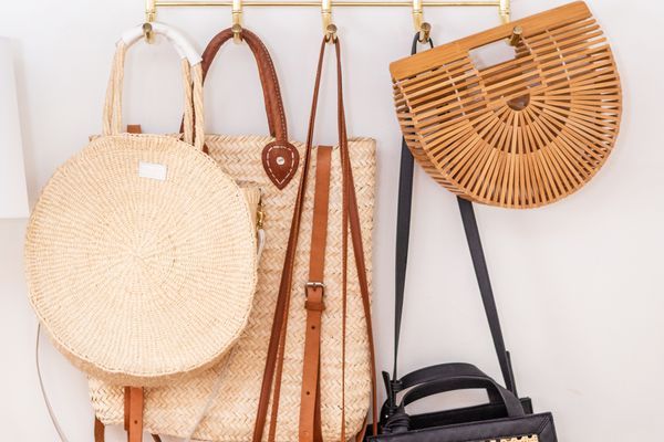 竹架上挂着编织袋。