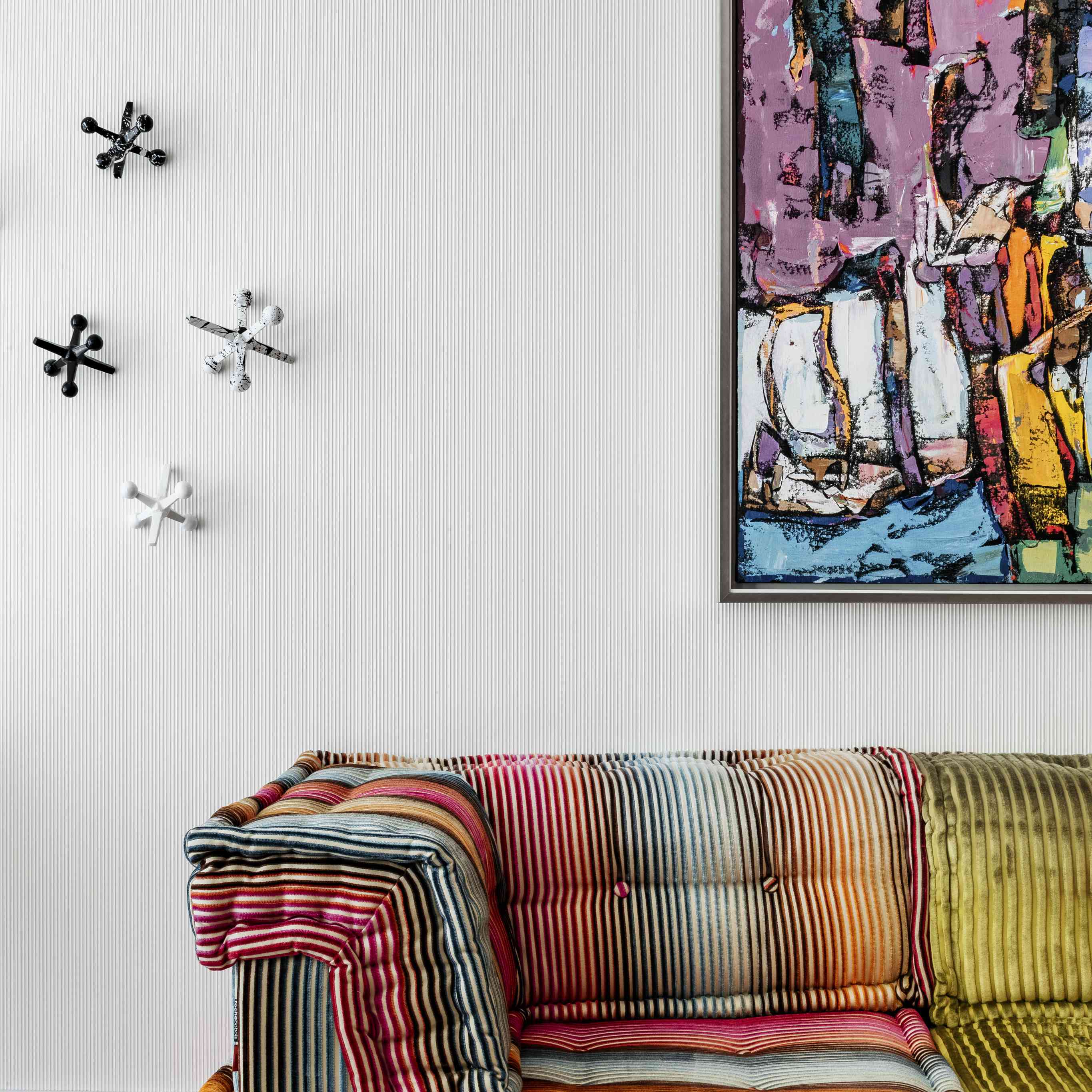 欢乐装饰-在白色墙壁和油漆前异想天开的五彩沙发