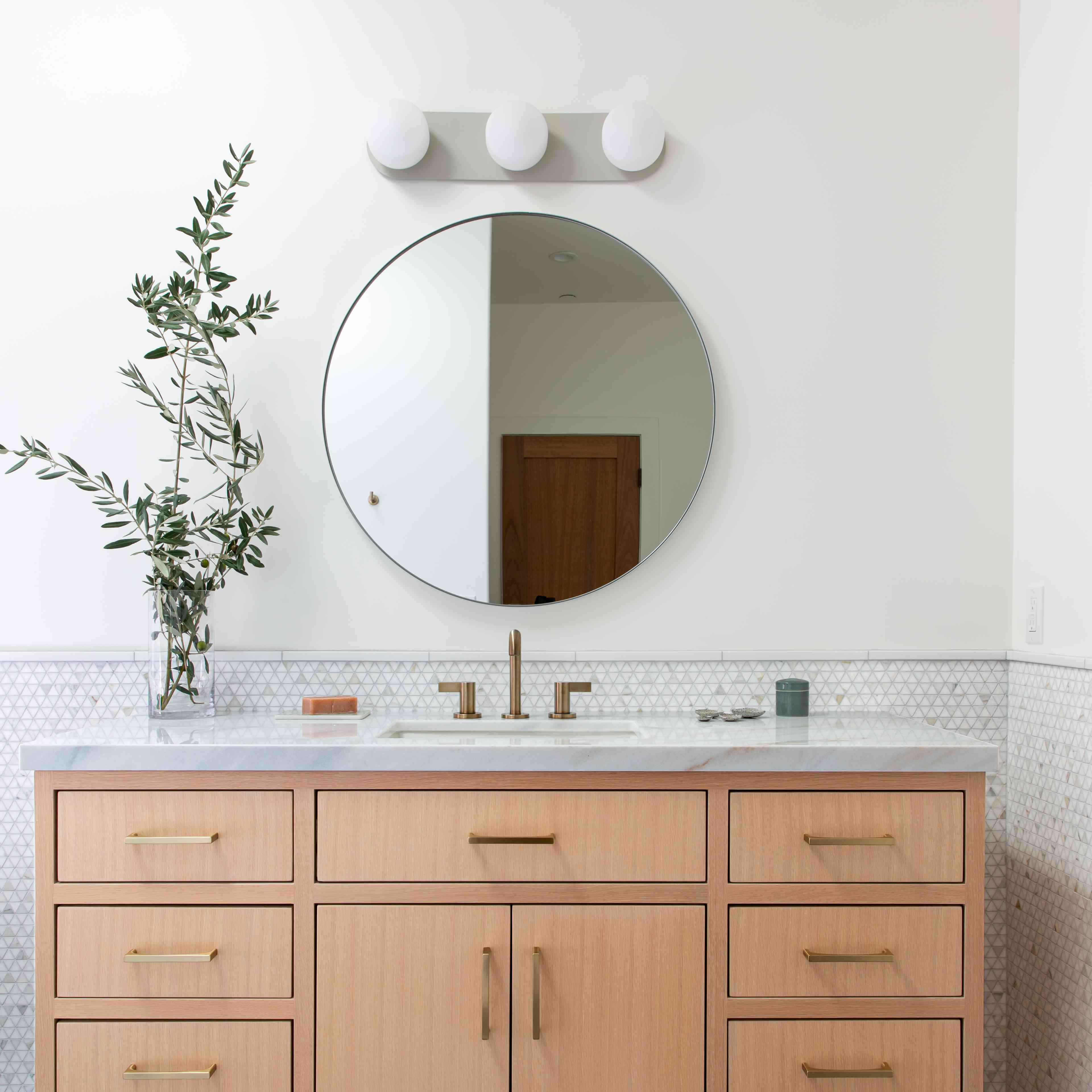 带有植物枝条的中性浴室梳妆台。