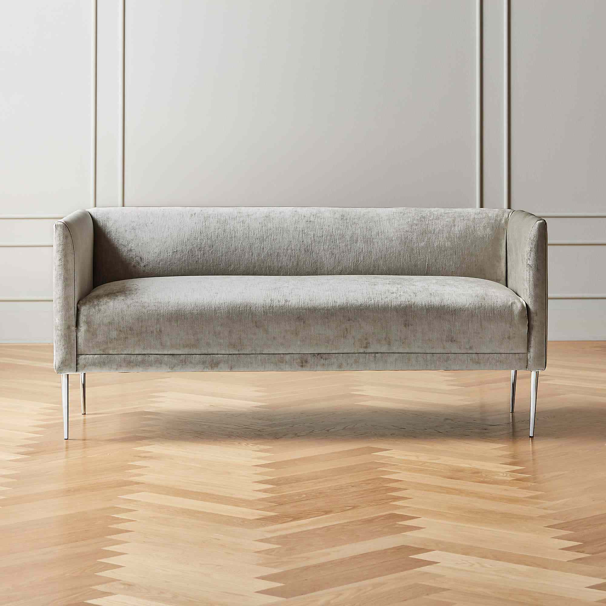 目前在CB2出售的低调灰色Loveseat