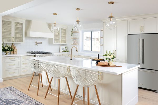 有轻的木地板的白色和明亮的厨房。