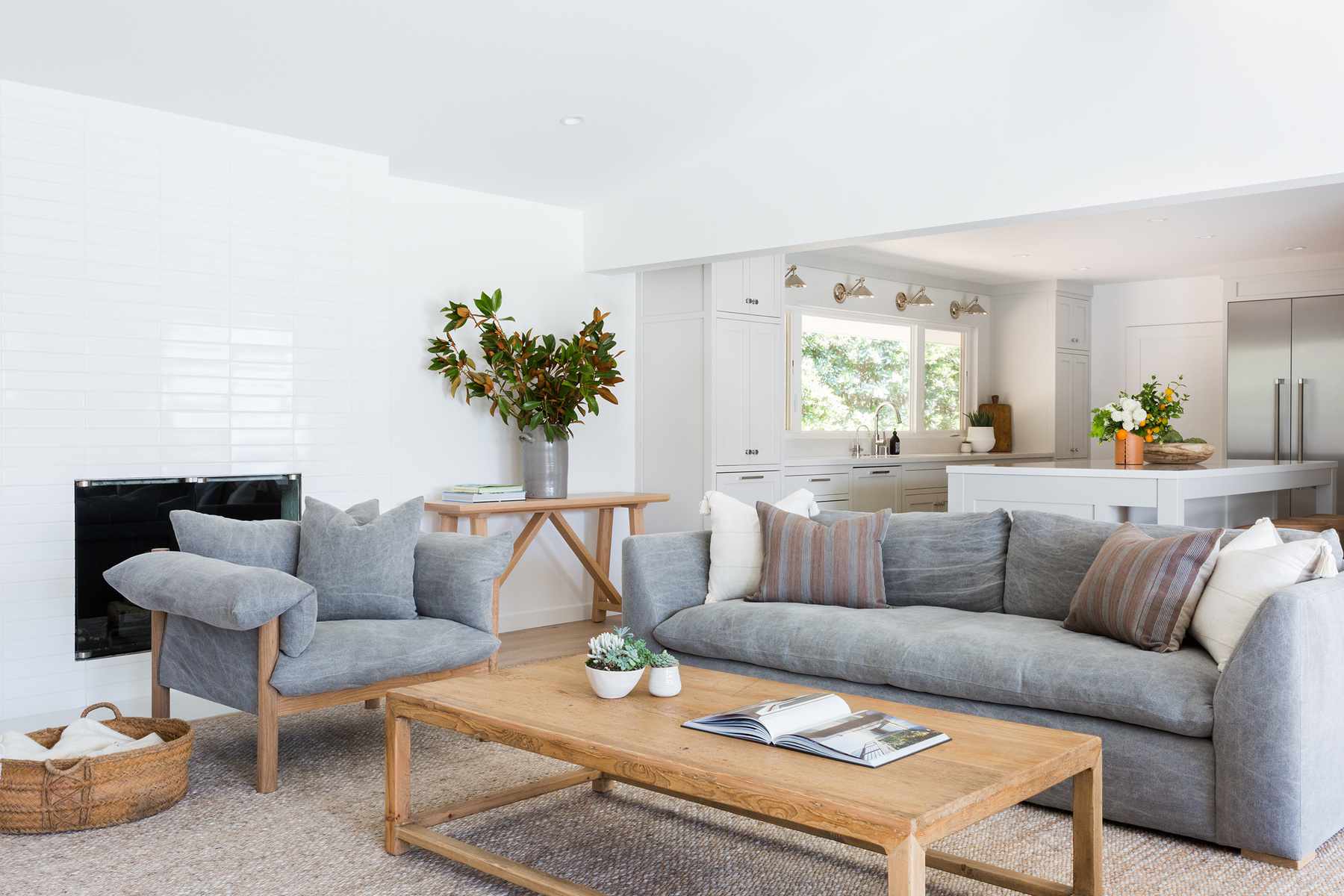 白色的客厅，光滑的白色瓷砖。