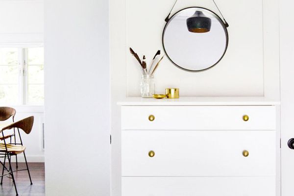 宜家黑客在梳妆台的卧室里