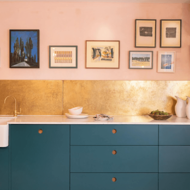粉色、黄铜和青色厨房