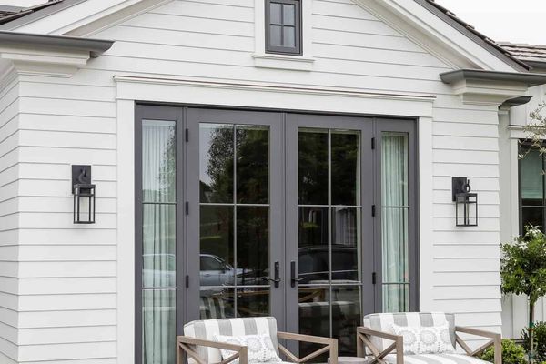 房屋外部覆盖植物排。