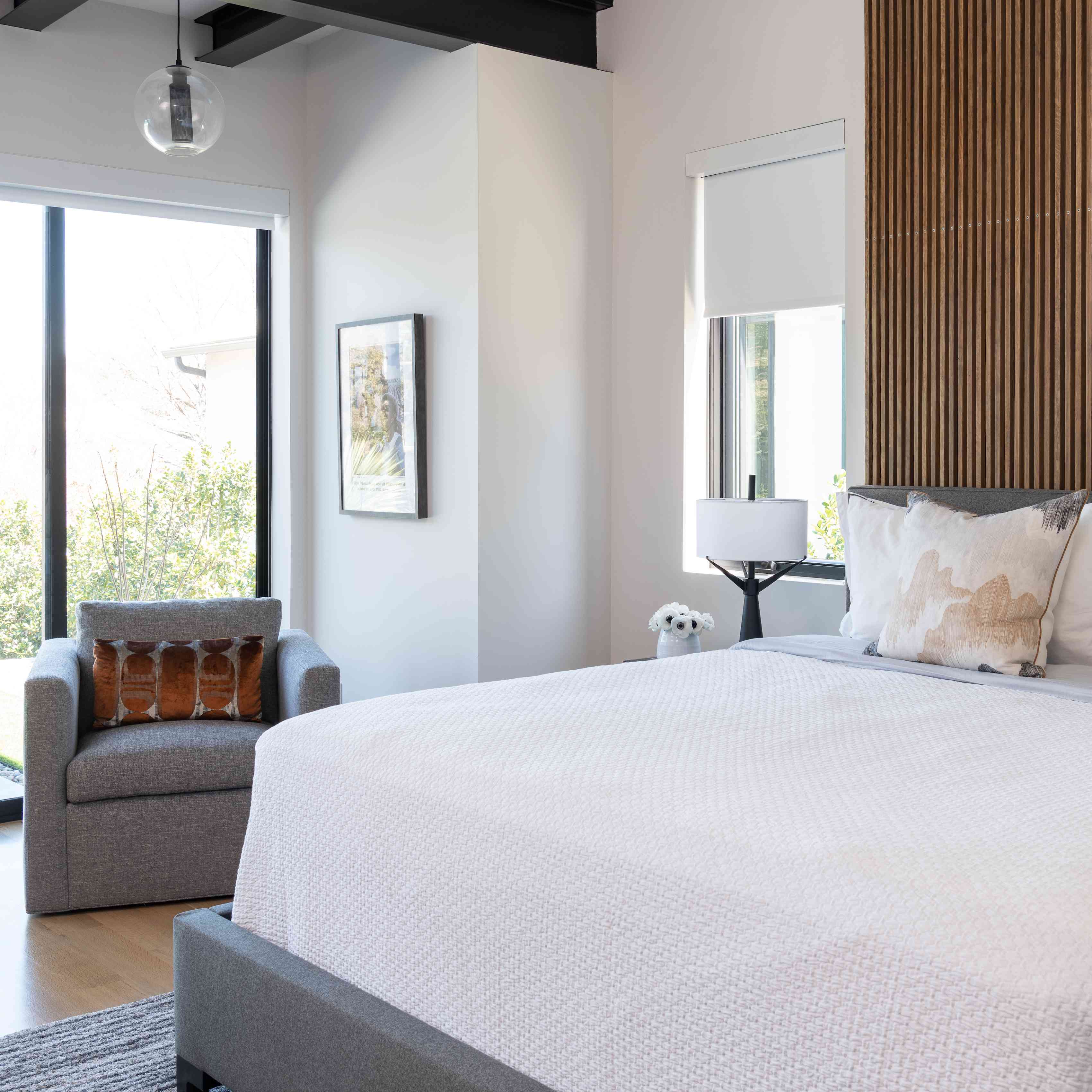 木材和灰色单身汉卧室