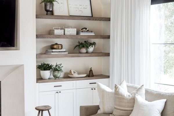 中性客厅配有内置架子和装饰。