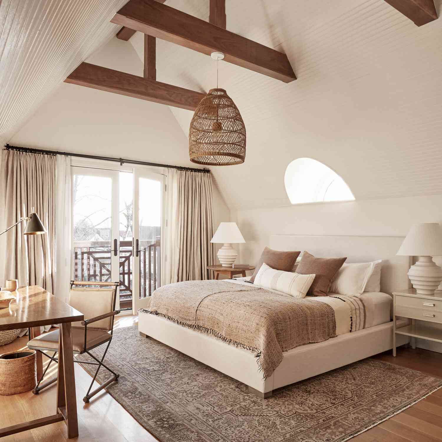 卧室里有两个不相配的床头柜