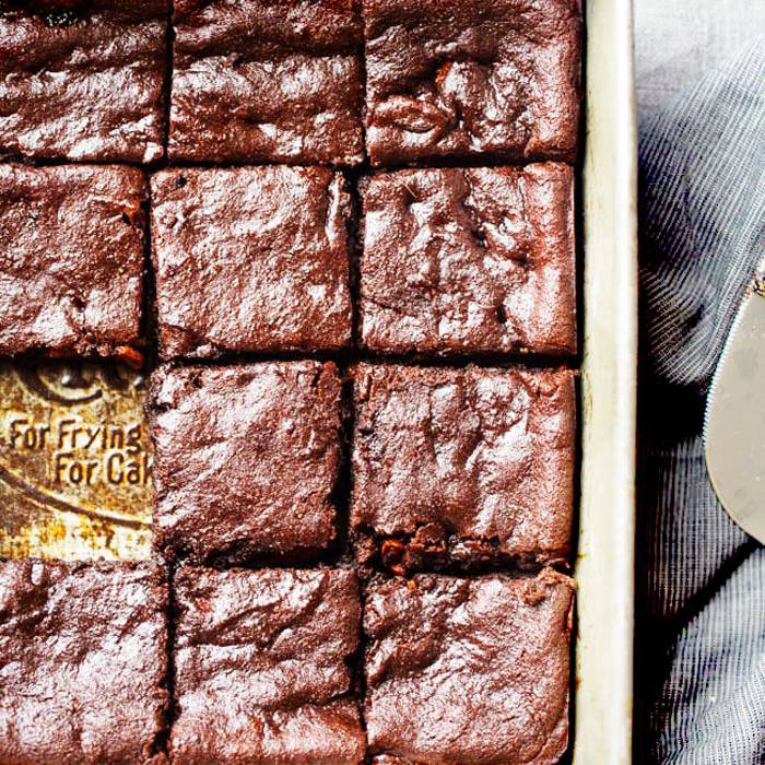 素食布朗尼浆果和芝麻酱