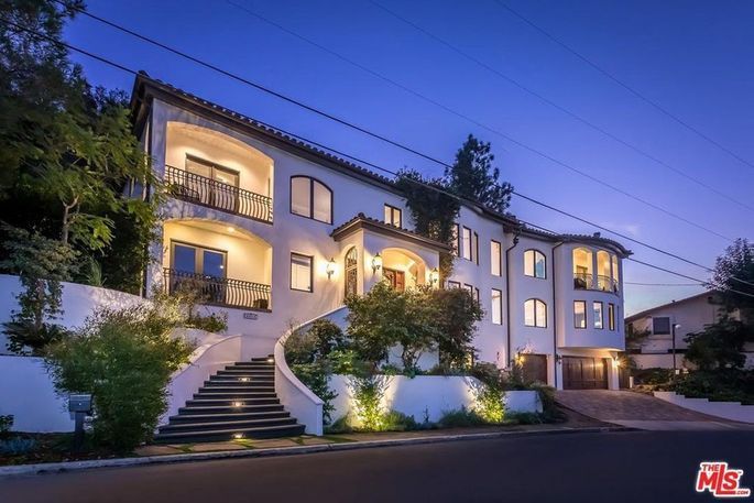 凡妮莎Hugdens-Studio City的主页