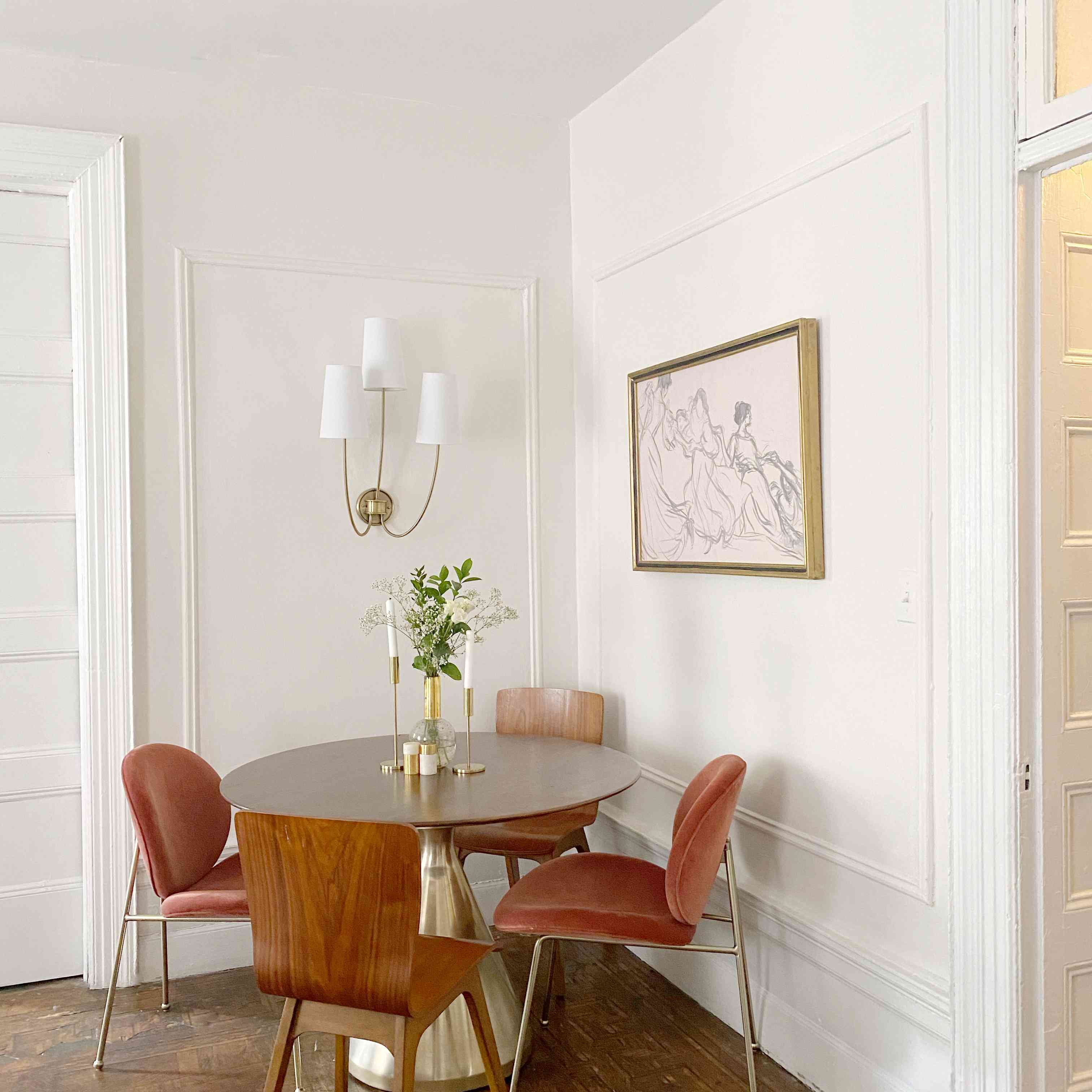 小餐厅角落与复古灵感金色的桌子。