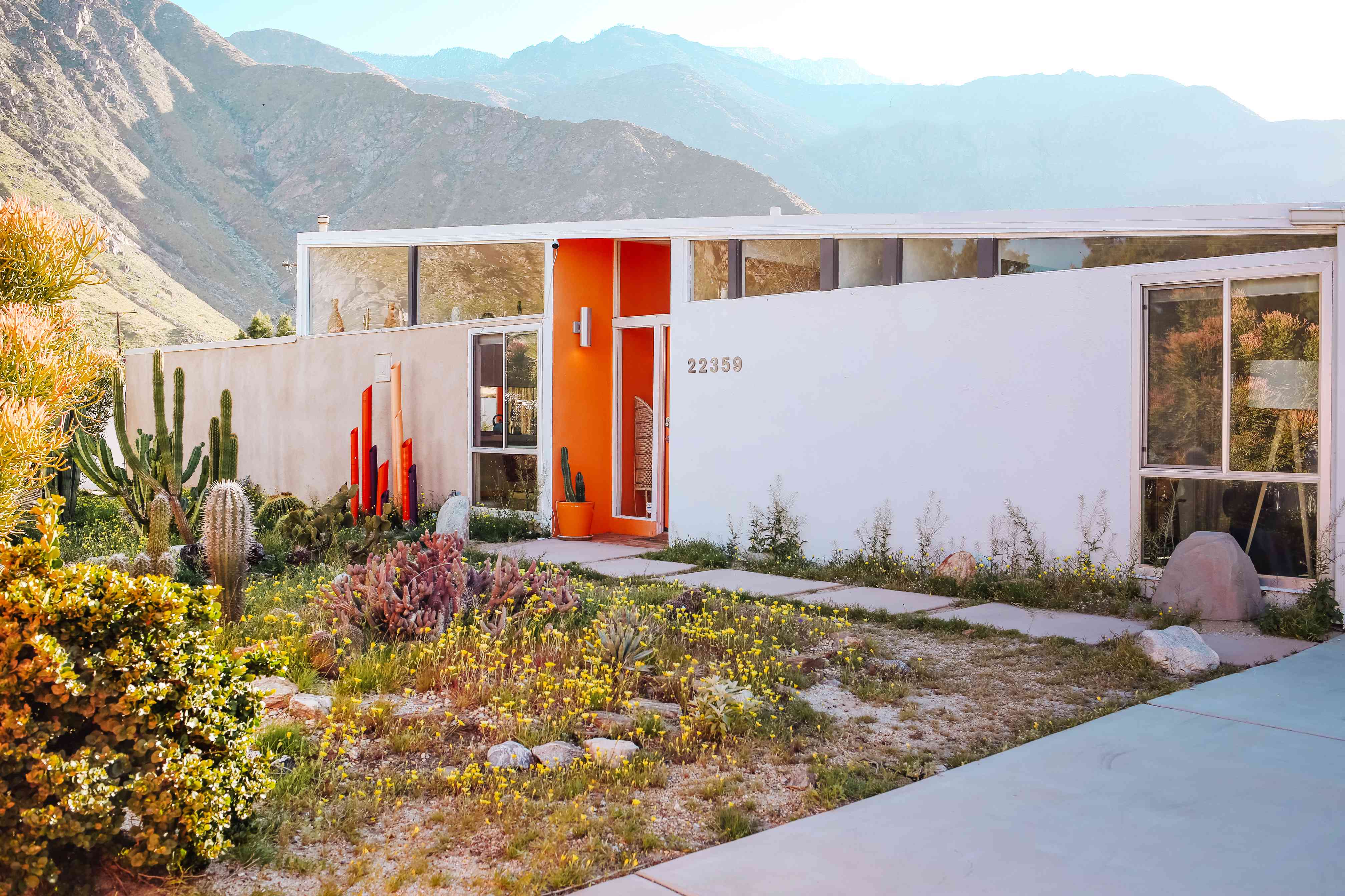 有明亮前门的房子