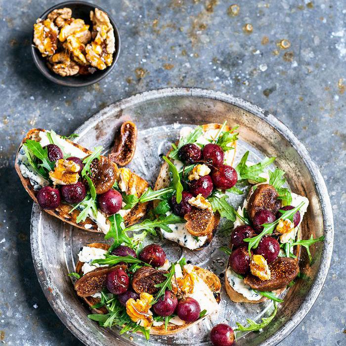 葡萄食谱：石榴烤葡萄和蓝纹奶酪面包片