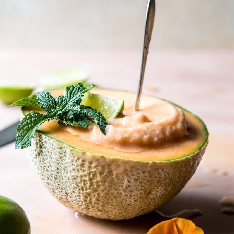 冰冻鸡尾酒在哈密瓜碗里。