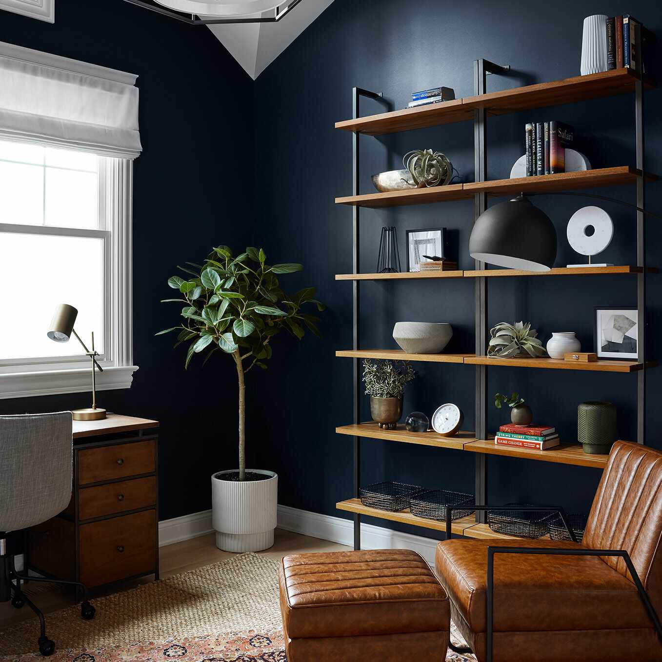 墙壁是靛蓝色的书房