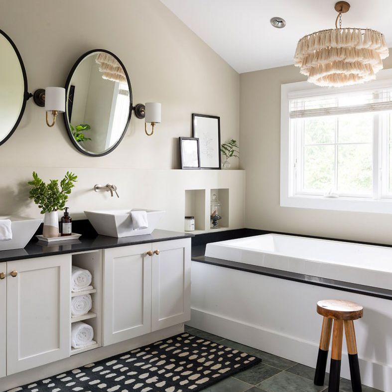 带有双梳妆台和两个水槽的浴室