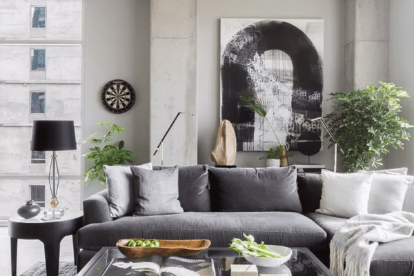 客厅有混凝土墙，墙上的大型艺术