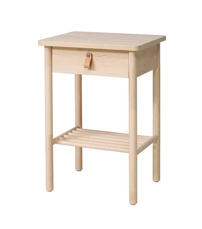 宜家Bjorksnas床头柜上