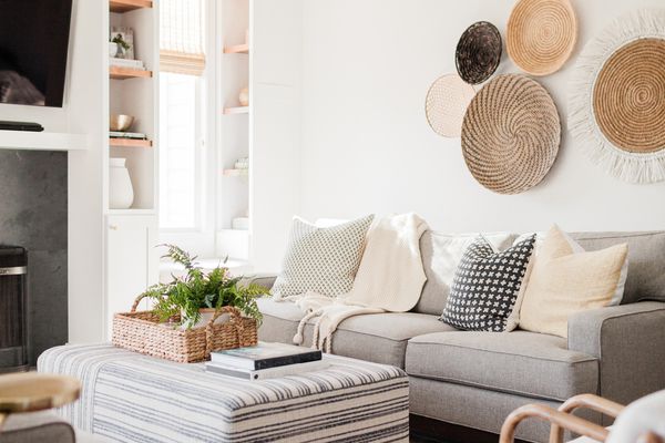 带有灰色沙发和编织挂毯的客厅