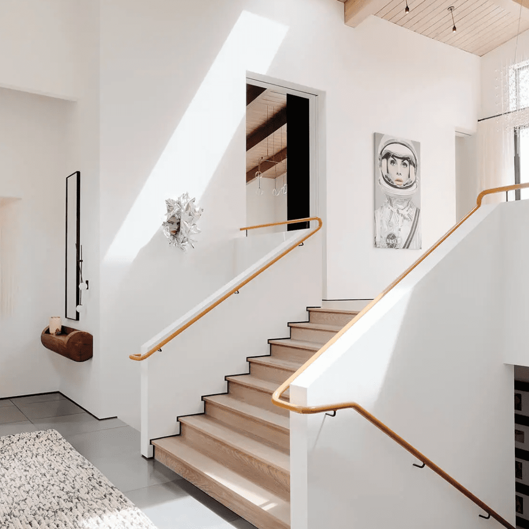 几件现代艺术品装饰的开放式楼梯