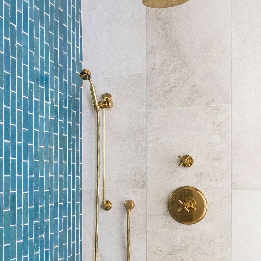 带蓝色瓷砖口音墙的淋浴