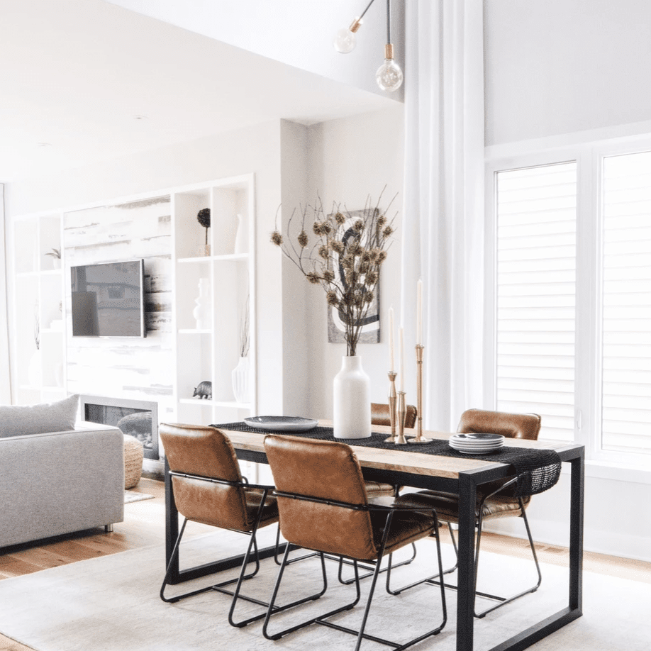 小餐桌上有一张光滑的黑色桌子