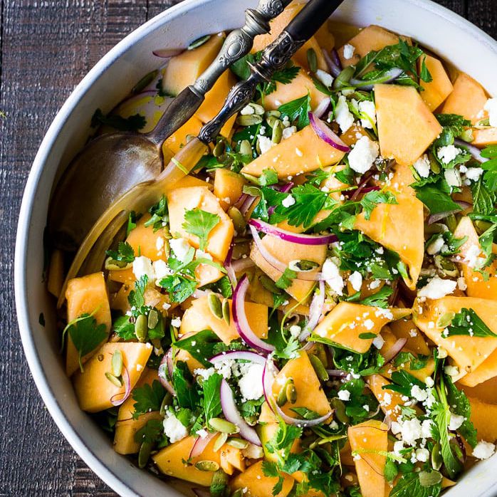 与薄菏，石灰和pepitas的甜瓜沙拉