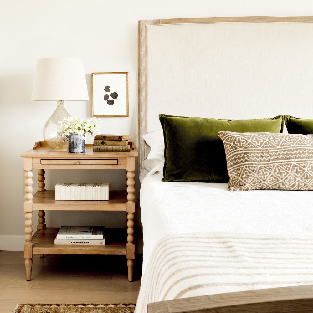 中性卧室配有玻璃灯。