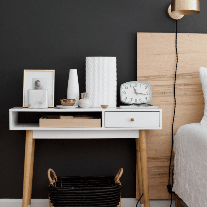 一间带小桌的卧室用作缘心