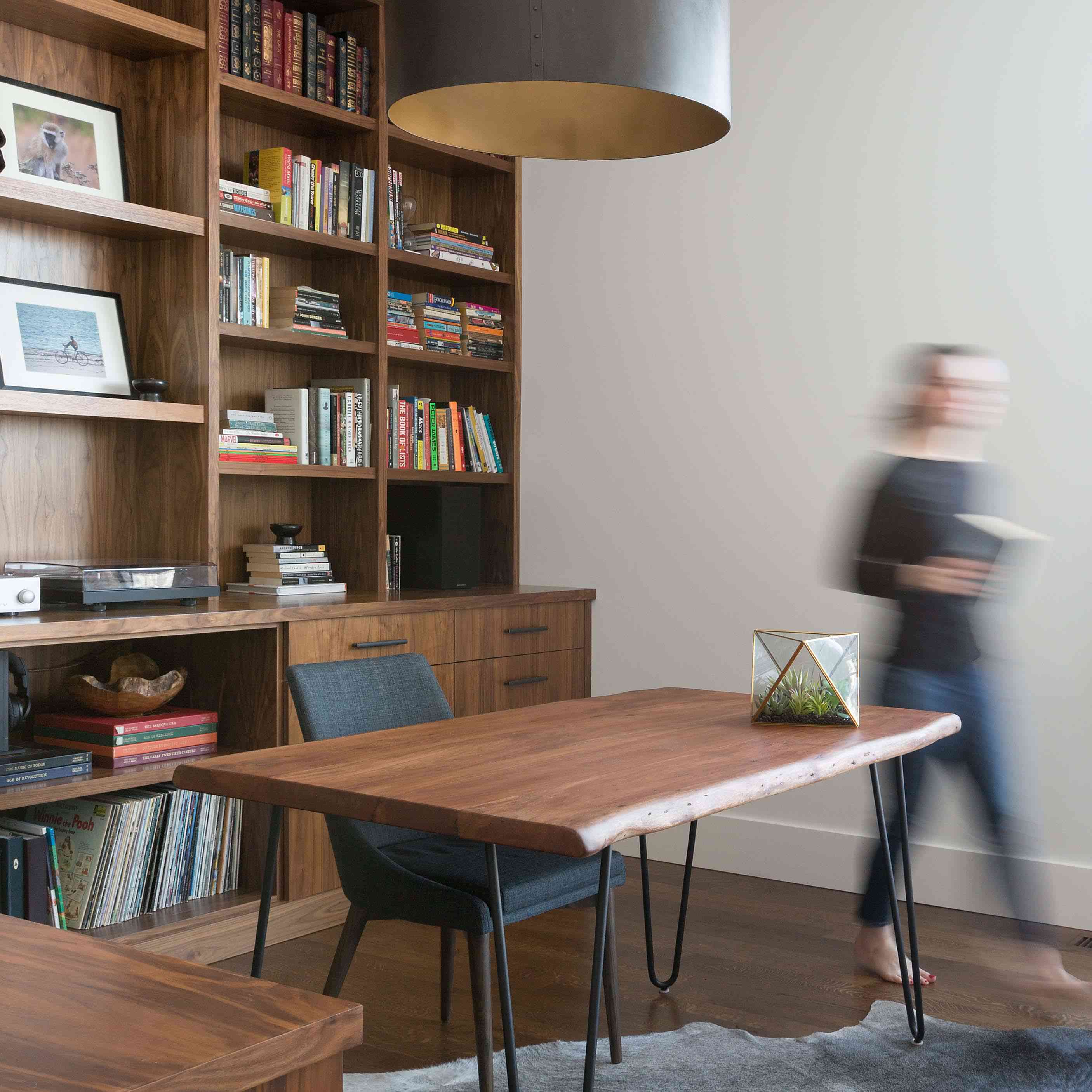 庄严的办公室和书架空间。