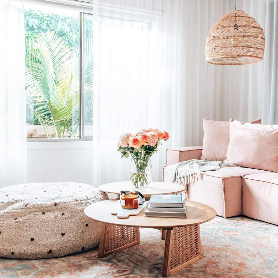 粉红色的客厅沙发与shearling奥斯曼。