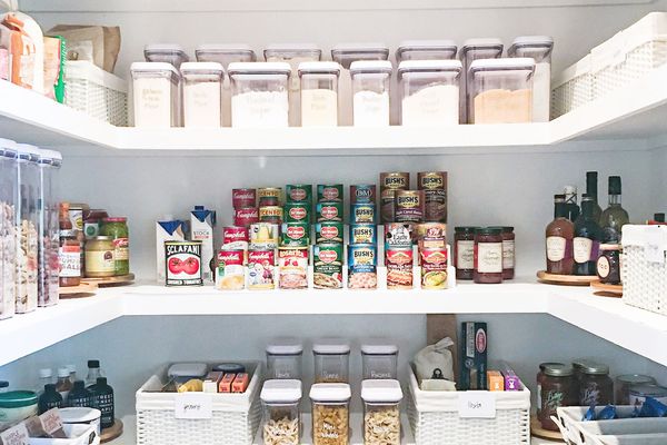 一个有组织的宜家厨房食品室